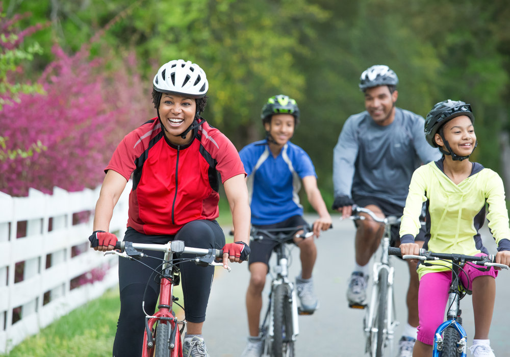 Family Fitness Fun: Activities Everyone Can Enjoy Together: Indian Edition